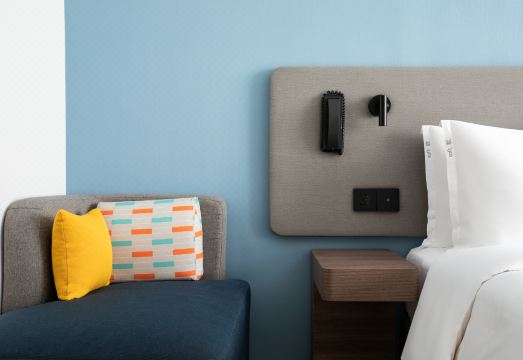 3. 홀리데이 인 익..