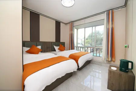 Phoenix Island Hotel (Kunming South High-speed Railway Station) Отели рядом с достопримечательностью «Kunming University of Technology Chenggong Campus College of Mechanical and Electrical Engineering»