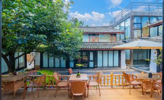 Lijiang Baisha is nothing more than a small Yin light luxury resort hotel