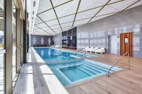 Meriton Suites Canberra - Pools