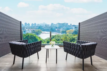 LiCLOUDS HOTEL (Guilin Two Rivers and Four Lakes Xiangshan Park)