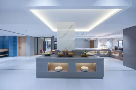 Zhenjiang station Victoria City Hotel Отели рядом с достопримечательностью «Jiangsu University of Science and Technology (West Campus)»