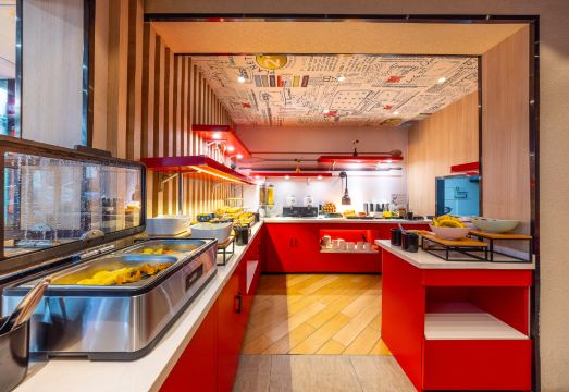 깔끔한 호텔 객실 이미지