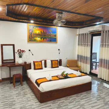 Luang Prabang Oudomlith Villa & Travel Отели рядом с достопримечательностью «Ват Сенсоухарам»