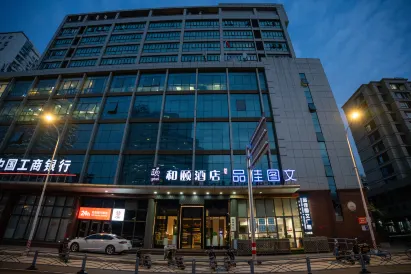 Yitel Hotel (Shanghai Hongqiao Airport Hongmei Road Subway Station Branch)