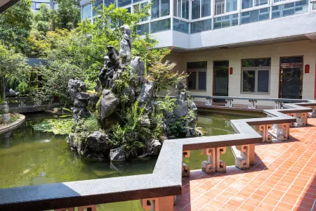 Atour  Light Отели рядом с достопримечательностью «Donggang College of Huaihai Institute of Technology»