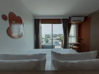 Blu Monkey Hub & Hotel Bangsaen Отели рядом с достопримечательностью «Пляж Воннапа»