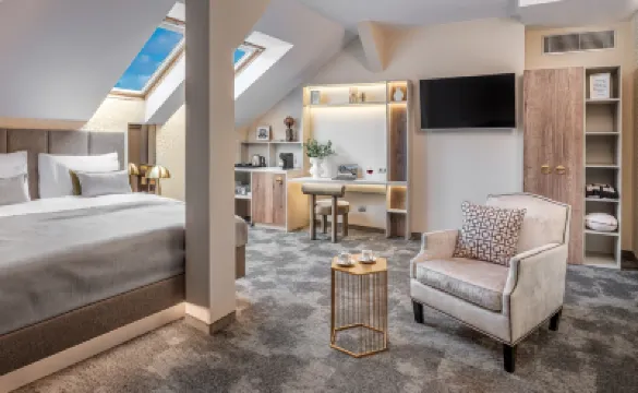 Hotel Maestro by Adrez Hotels near Old Town