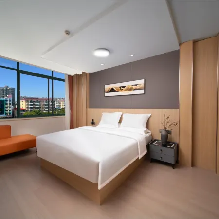 Elong ME Hotel (Chuzhou Tianchang Wanjiafu Plaza Jidiancheng)