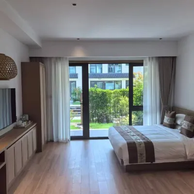 EAST WIND CLLEGE CULTURE&ART HOTEL Hotels near Guangming Flower Expo Town