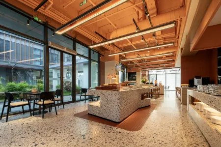 Yunjin Hotel (Overseas Chinese Town Fantasy Valley Xiangyang East Railway Station Store) Отели рядом со станцией Xiangyang East  Railway Station