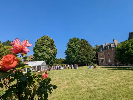 Logis Hôtel Château Corneille Отели в г. Шамбре