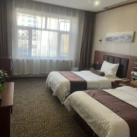 Nenjiang Huayi Shengshi Hotel