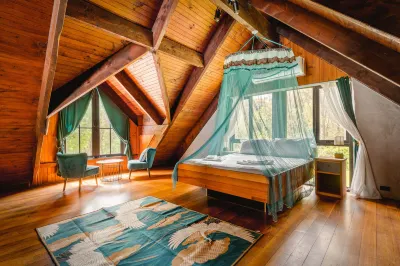 Sun-Kissed Forest Garden Hotel a 