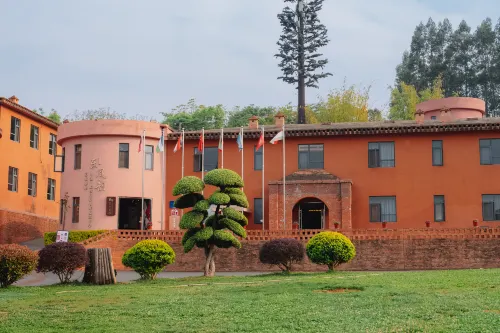 Maitreya Dongfengyun Art Inn