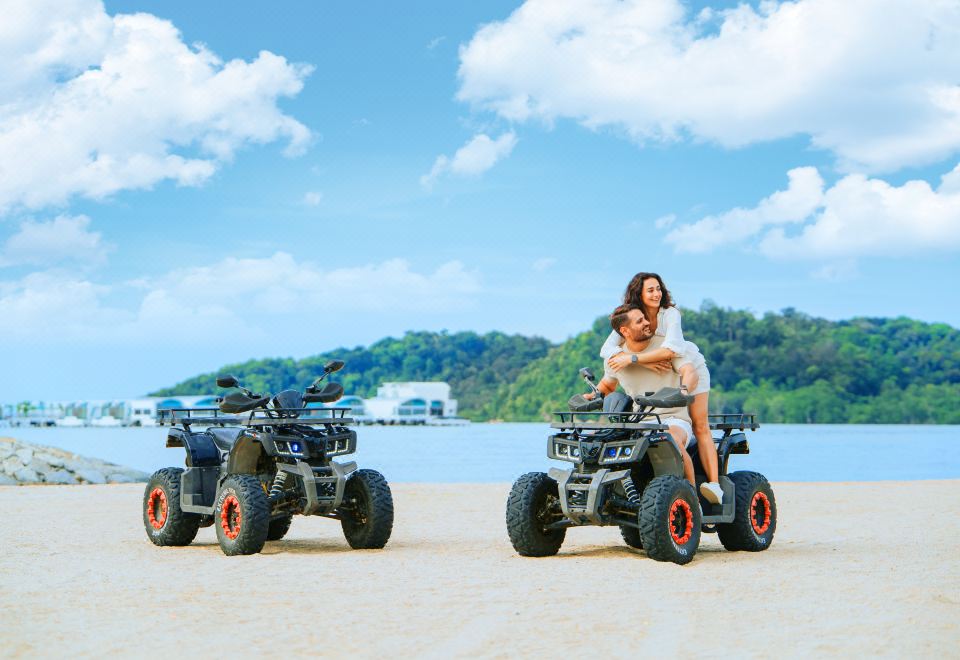 [렉시스 히비스커스의 바다 위 수상 빌라와 히비스커스 모양의 배열]