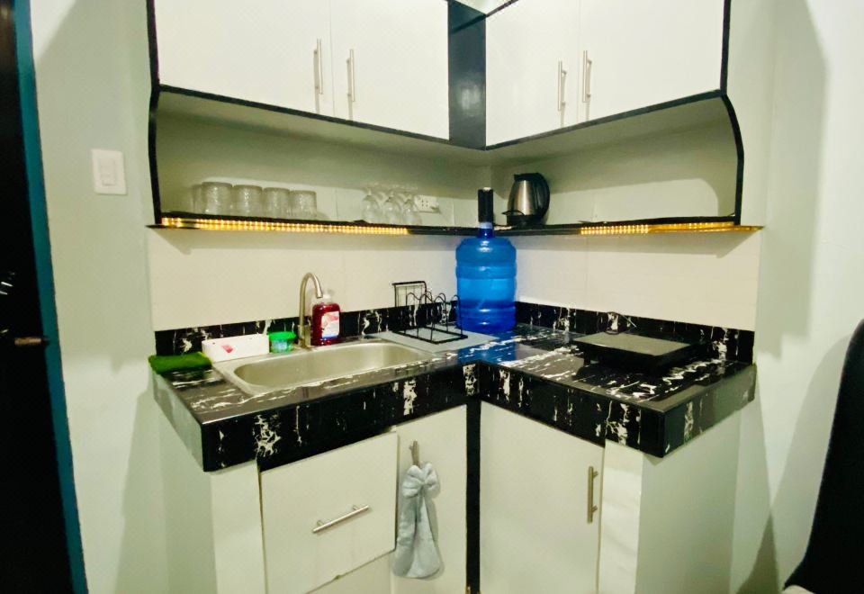 Amplayo Apartelle 2-BR Unit의 침실 내부