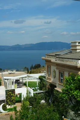 Fuxian Lake Nanguo Sanqian French Manor Resort Hotel