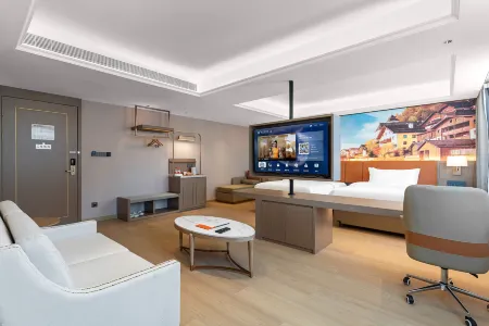 Vienna Hotel (Tianshui High-Speed Railway South Station Qiaonan International Shopping Plaza)