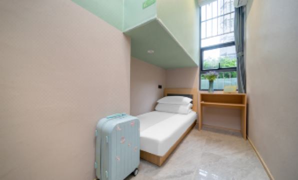 Litchi in Red · Elegant Studio - Youth Stay Inn