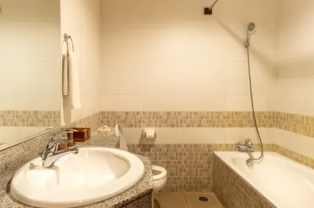 Sri Phala Resort & Villa Отели рядом с достопримечательностью «Kampus FKIP UNMAS»