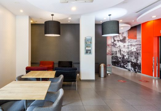 Easy Planet Bangkok Asoke 외부 및 골목 전경