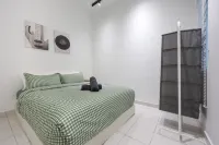 Green Villa Apartment by Favspace