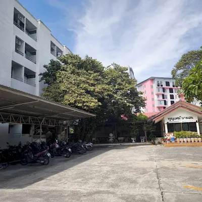 邦盛玖倫維飯店 หาดบางแสนล่าง附近的飯店
