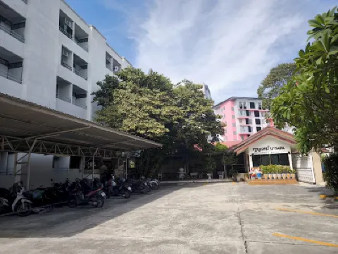 Jaroonwej Bangsaen Hotels near Burapha University