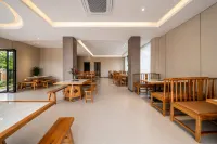 Guanlan Mountain Lodge (Libo Xiao Qi Kong Scenic Area West Gate)