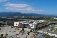 Holiday Inn Express Dujiangyan CTC by IHG - parking