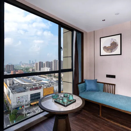 Bincheng International Hotel (Qingshan Lake Wanda Plaza)