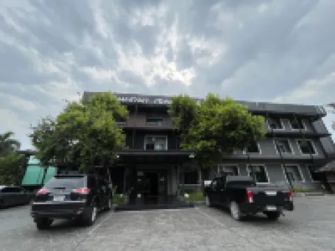 เฮือนนานาจอมสวรรค์ โรงแรมในแพร่