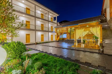 Lugu Lake Yinlu Boutique Lake Scenic Resort Отели рядом с достопримечательностью «Lover Tree»