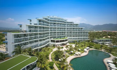 Cam Ranh Riviera Beach Resort & Spa Отели рядом с достопримечательностью «Đường Hoa Ban - Golden Bay city»