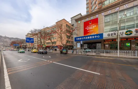 GreenTree Inn Express Hotel (Lanzhou Zhongshan Bridge Xiguan Subway Station) Отели рядом с достопримечательностью «Ming Zhenyuan Flying Bridge Former Site»