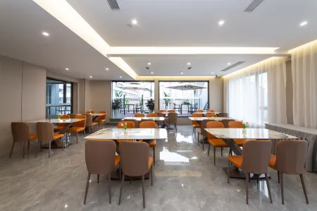 Fanman Meisu Hotel (Chengdu Qingbaijiang East Railway Station Wanda Plaza) Отели рядом с достопримечательностью «Sichuan Construction Department Televison University Branch (Junior College)»