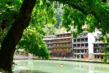 Jiuqi Shuidiao Getou Diaojiaolou Hotel