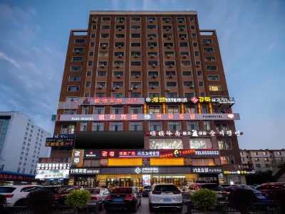 Chonpines Hotel (Yanji Yanbian University Internet-famous Wall)