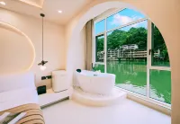 Gui Lai Xi Qi  Riverside Boutique Hotel (Zhenyuan Ancient Town) - Balcony