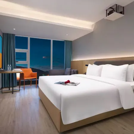 Jiashan Qingguo Business Hotel (RT Mart Sports Center Store)