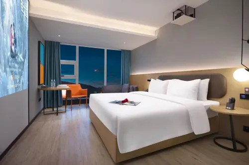 Jiashan Qingguo Business Hotel (RT Mart Sports Center Store)