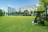 ECHIC Hotel (Guangzhou Baiyun International Airport Terminal) - Mountain view