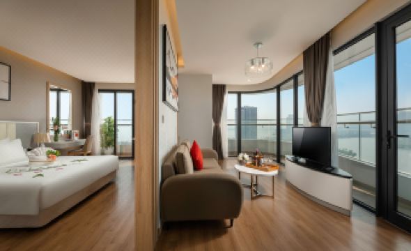 DeLaSea Ha Long Hotel - Modern Bayview Escape