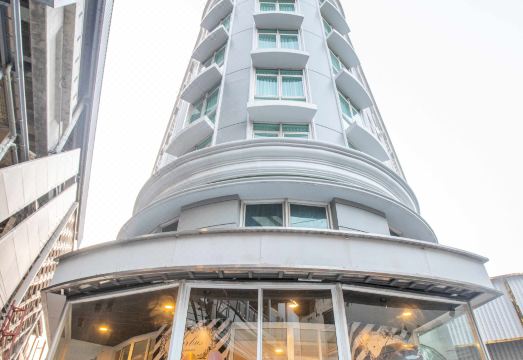 4. 파와나 역에 있..