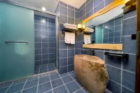 Gongjin Lianri Ecological Cave Hotel (Daocheng Yading Branch)