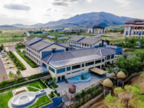 โรงแรมบ่อน้ำพุร้อนหมาชี่ เหลียงเฉิง อูลานกับ โรงแรมในเหลียงเฉิง