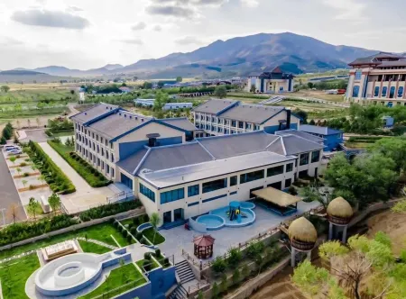 Ulanqab Liangcheng Maqi Hot Spring Hotel Отели в г. Лянчэн