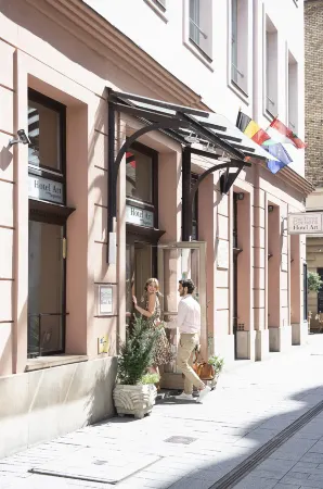 Three Corners Hotel Art Отели рядом с достопримечательностью «Petofi Literary Museum (Petofi Irodalmi Muzeum)»