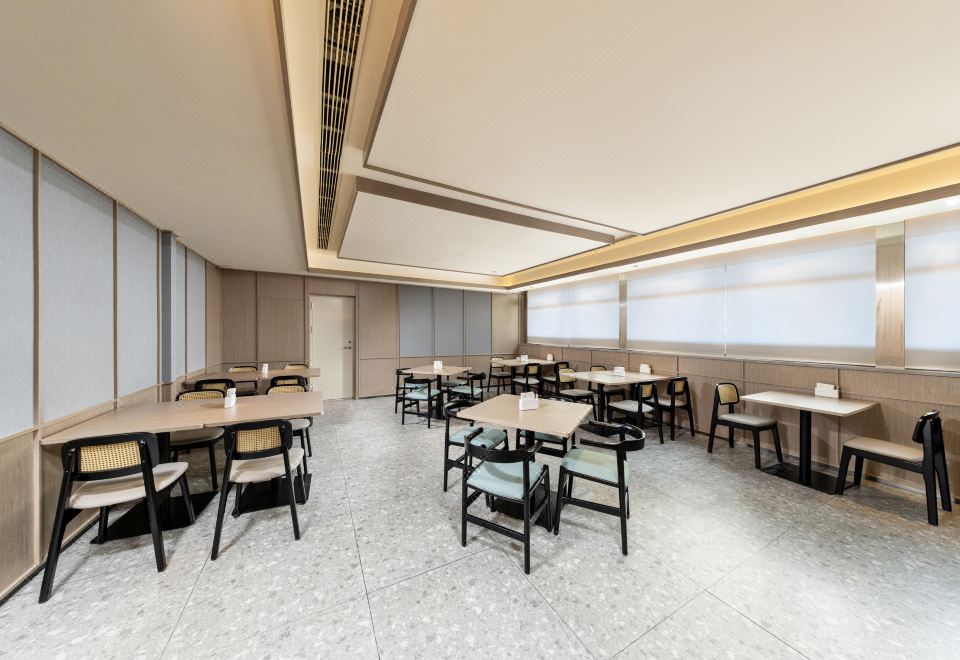 다양한 메뉴가 차려진 호텔 뷔페 조식 사진